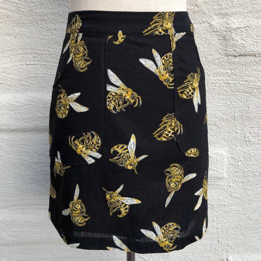 Dangerfield Black Bee Yourself Skirt. Lined With Pockets. NWT. Size- 4